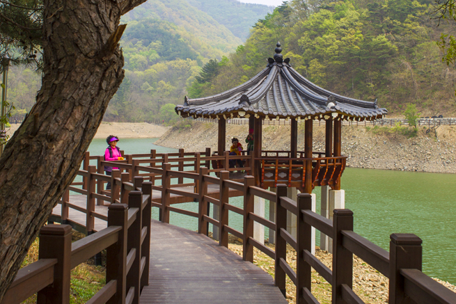 송정 박상진 호수공원 산책로에 있는 정자 사진