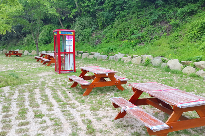 화동못 수변공원에 있는 붉은 작은도서관 부스 모습