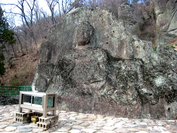 멀리서 바라본 어물동마애여래좌상의 모습