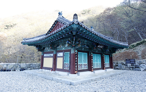 Ex. Daewoongjeon of Shinheung Temple2