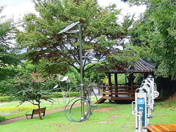 화동못 수변공원 팔각정과 체육시설의 모습