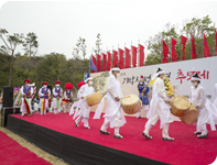 전통복장을 입고 기박산성 의병 문화제 제사를 지내는 모습