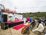전통복장을 입고 기박산성 의병 문화제 제사를 지내는 모습