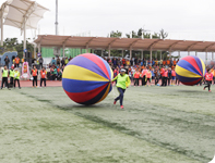 구민한마음 생활체육대회에서 공을 굴리는 시민의 모습