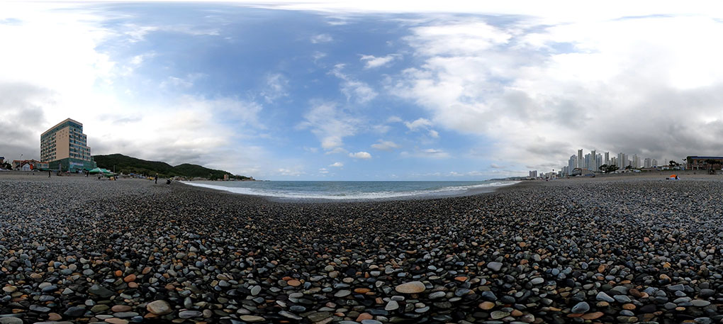 신명몽돌해변 : 파도에 닳고 닳아서 둥글어진 몽돌, 밀려들어오는 밀물과 푸른 하늘의 모습입니다. 