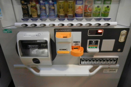 어린이, 노인, 휠체어 이용자 등을 고려하여 동전투입구를 개선한 자동판매기 사진
