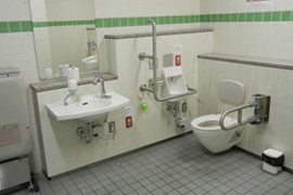 남녀, 장애인, 유아동반자, 휠체어 이용자 등 다양한 신체적 조건의 사람들이 이용할 수 있도록 충분한 공간과 관련 편의시설을 마련한 공공화장실 내부 사진
