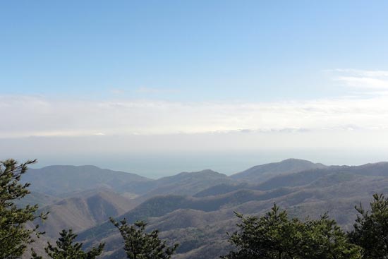 동대산 위에서 바라본 하늘과 산기슭의 모습