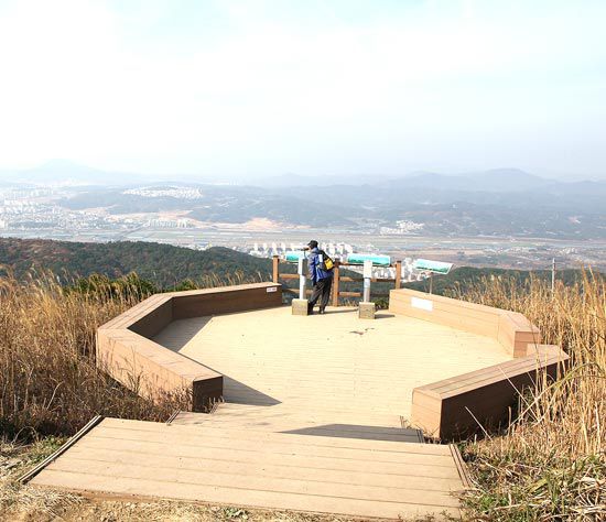 무룡산 전망대 위에 무룡산풍경을 감상하는 시민의 모습