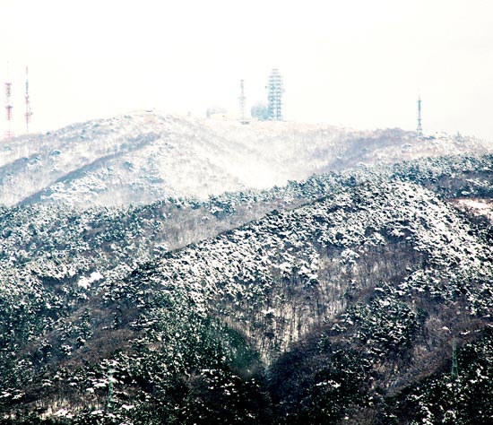 눈 덮힌 겨울의 무룡산전경의 모습