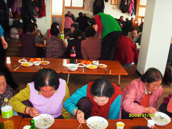 양정경로당 어르신 떡국 대접