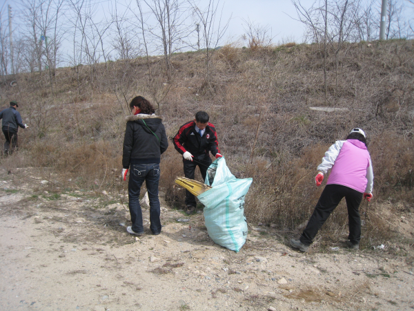 동천 자전거전용도로변 청소했습니다.