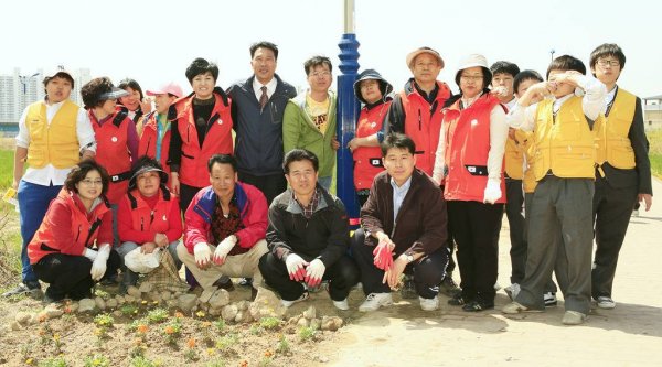 동천강 꽃길 가꾸기