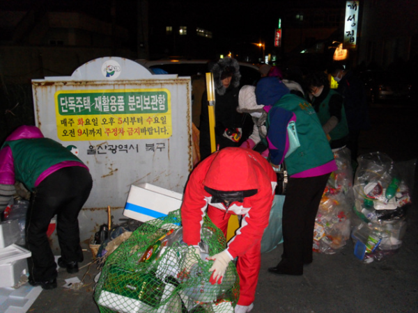 새마을부녀회 재활용품 분리 작업
