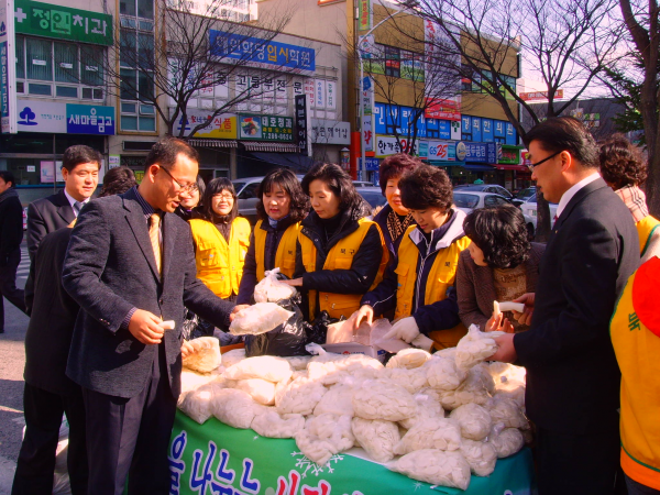 농소3동 여성자원봉사회 설맞이 떡국 판매