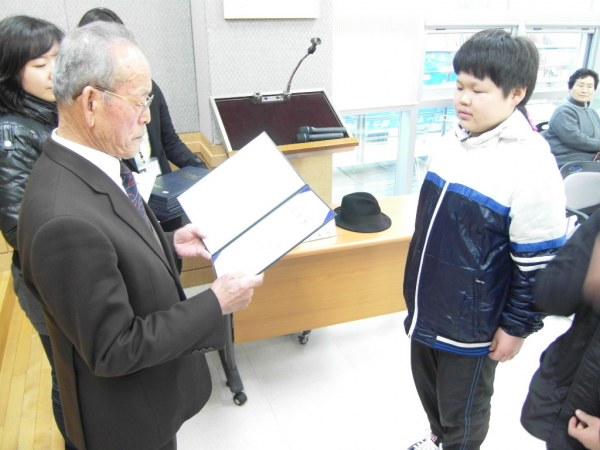 효문동 노인회 장학금 전달