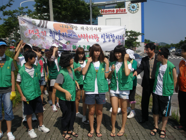농소3동 새마을협의회·부녀회 광복절 앞두고 ‘태극기 달기 운동’ 전개