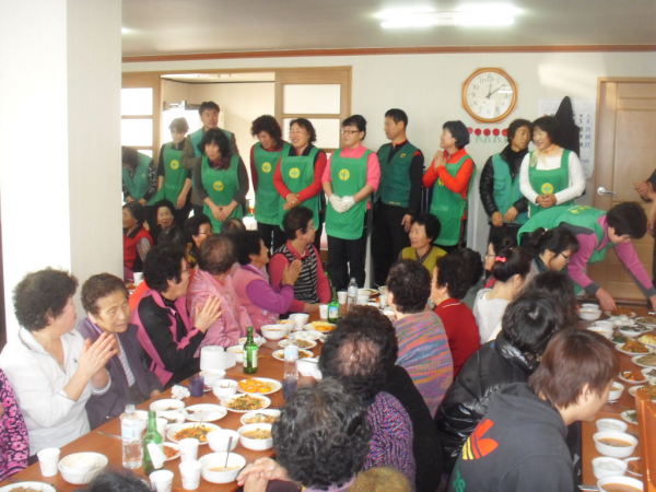 새마을협의회 및 새마을부녀회 경로당 어르신 식사대접(11.22)