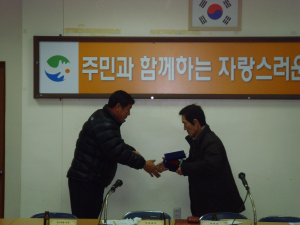 전 주민자치위원장 및 간사 감사패 전달