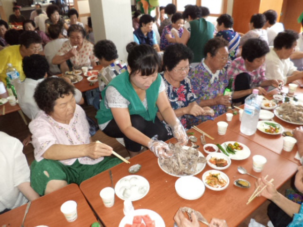 말복맞이 관내 어르신 닭백숙 대접 