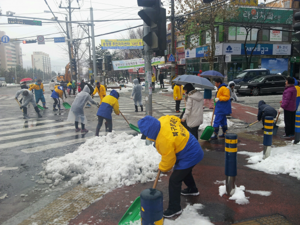 주민스스로 행하는 제설작업
