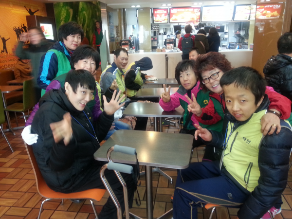 새마을부녀회 태연학교 원생과 영화 관람