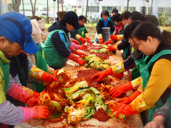 새마을협의회·부녀회 \'다문화가족과 사랑의 김장담그기\'