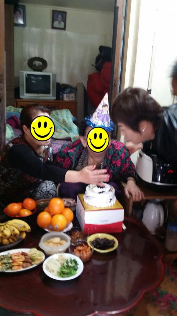 독거노인 생신상 차려 드리기 행사