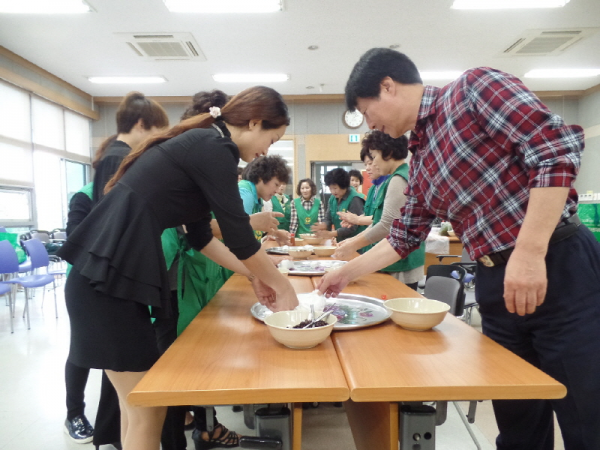 새마을부녀회 추석맞이 다문화가정 초청 송편만들기 체험행사 실시