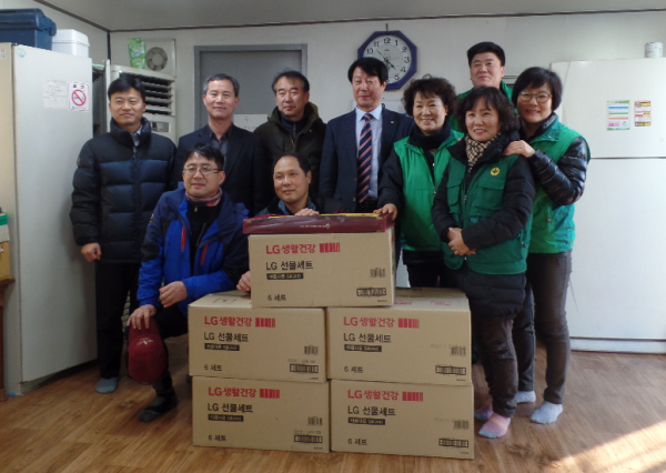 새마을 부녀회 설맞이 환경미화원 위문품 전달