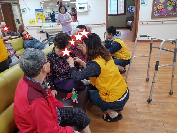 농소3동여성자원봉사회 어버이날 카네이션 달아드리기 행사
