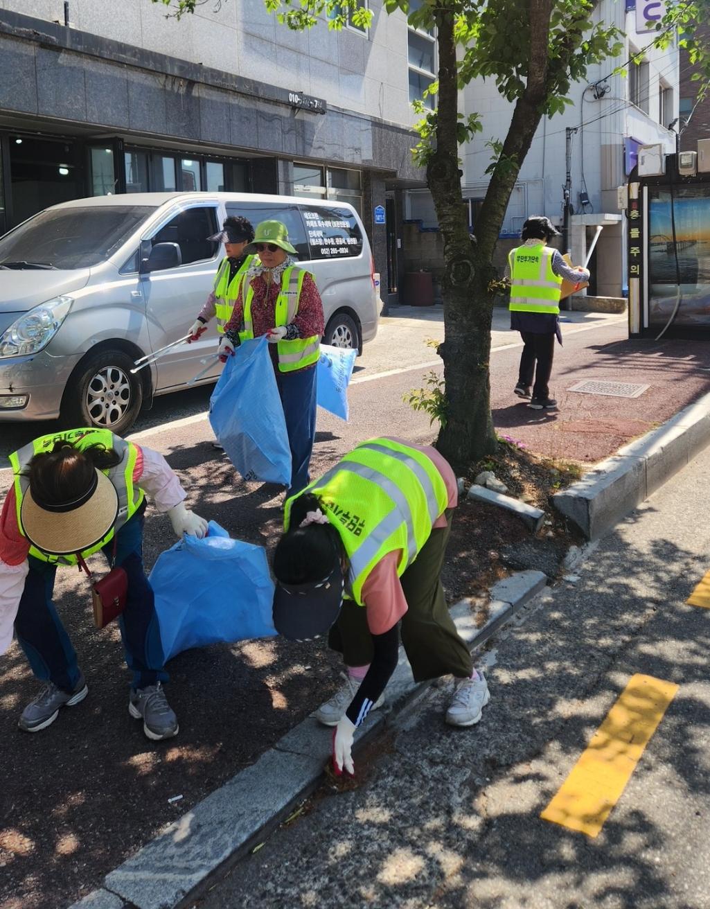 ('26. 5. 15.) 염포동 통장회, 성내마을 일대 무단투기단속 및 환경정비 실시