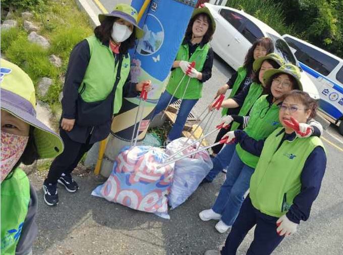 ('25. 5. 26.)  염포동 그린리더 염포삼거리 주민쉼터 환경정비 실시