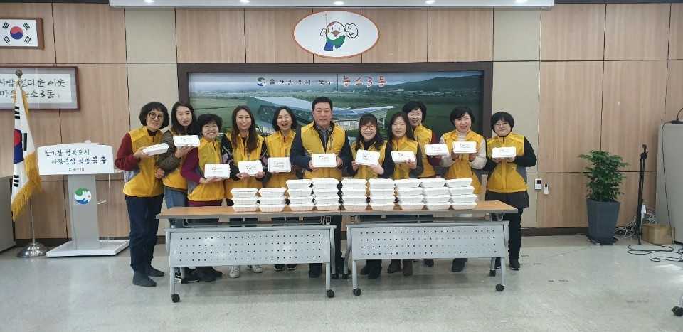 농소3동 지역사회보장협의체 2월 설맞이 '전 만들기' 관내 독거노인에게 전달