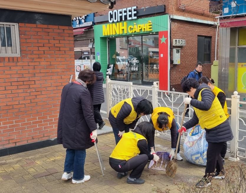 ('25. 3. 18.) 여성자원봉사회 신전마을 일원 환경정비 실시