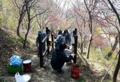 염포동 주민자치위원회, 염포산 등산로 시설 페인트 봉사 실시